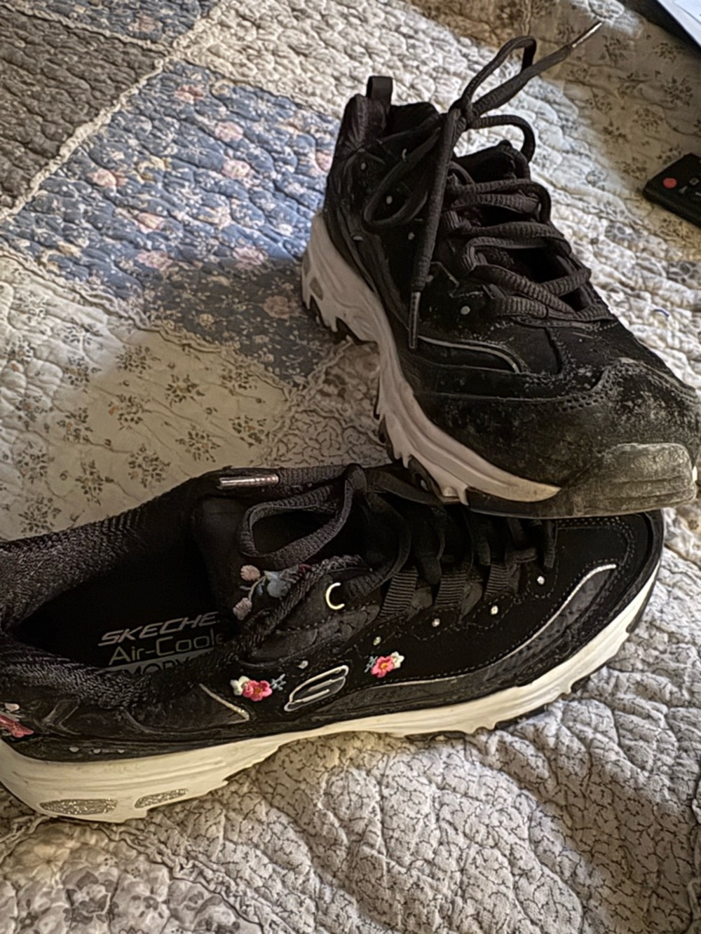 Skechers D’Lites Black Slip-On Shoe with Air-Cooled Memory Foam Label